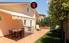 Millyholidays - Apartment Sunflower - Center - Nearby Beach - Private Garden - Spa Pool